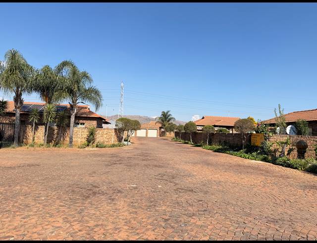 2 BEDROOM TOWNHOUSE FOR SALE IN ANDEON